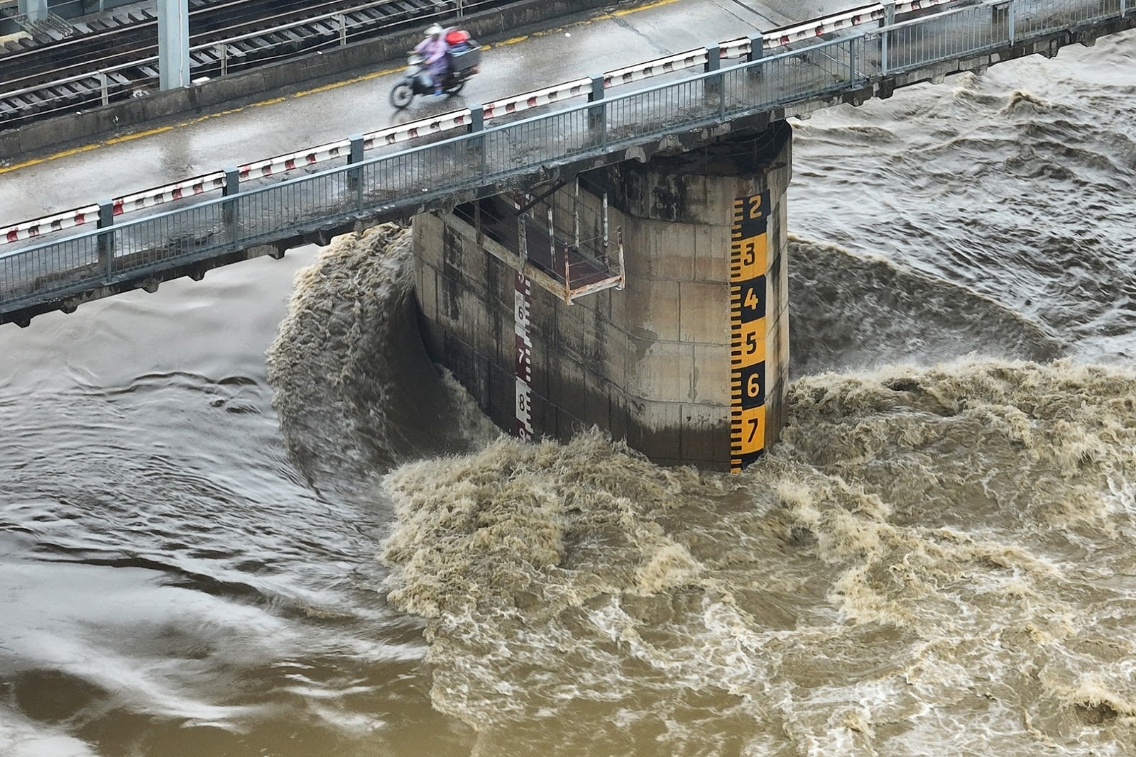 nam mo thay dong song con kenh chay xiet bao hieu diem tot hay