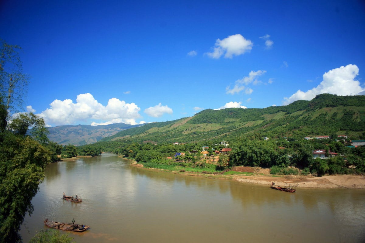 nam mo thay dong song con kenh chay xiet bao hieu diem tot hay