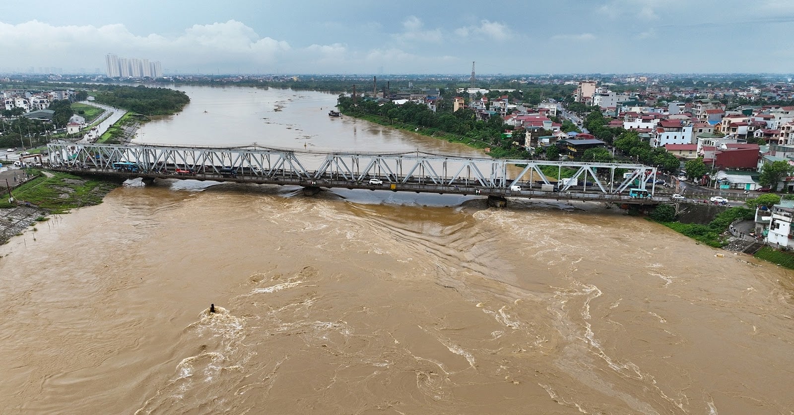 nam mo thay dong song con kenh chay xiet bao hieu diem tot hay