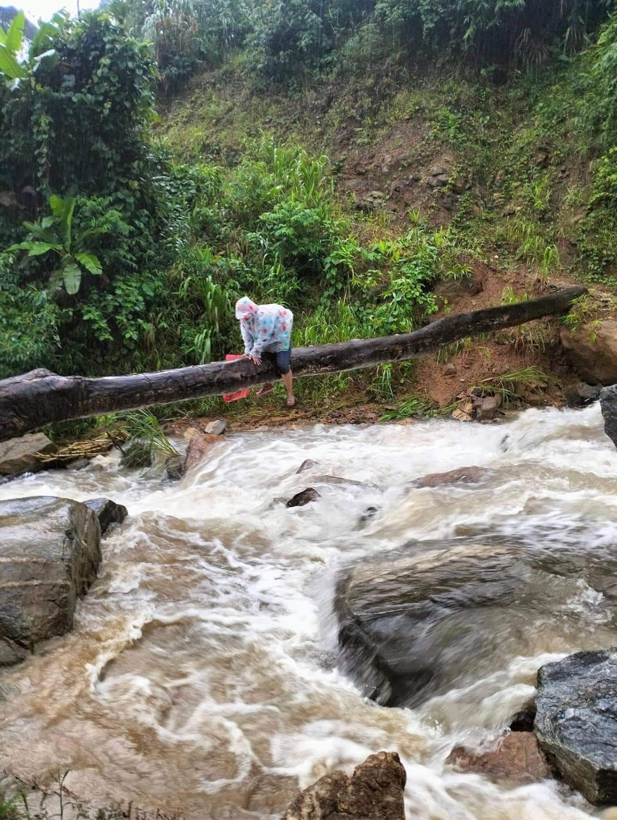 nam mo thay dong song con kenh chay xiet bao hieu diem tot hay