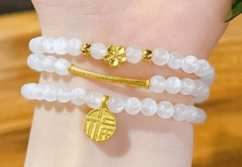 Nang luong tu da Thach Anh trang rat hop voi nu At Dau, khi su dung co the ho tro hoa giai tu truong tu sao xau