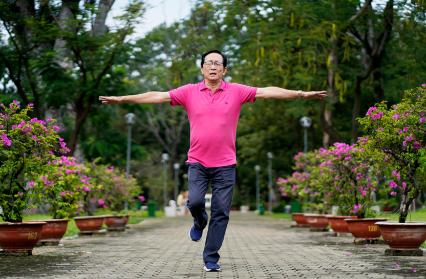 Tìm hiểu thử thách kiểm tra đột quỵ mà cố NS Chí Tài chia sẻ trước khi qua đời 2