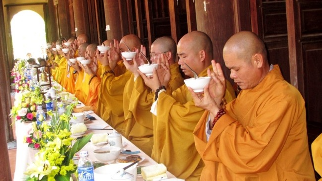 Nghi thức ăn cơm trong chánh niệm 1