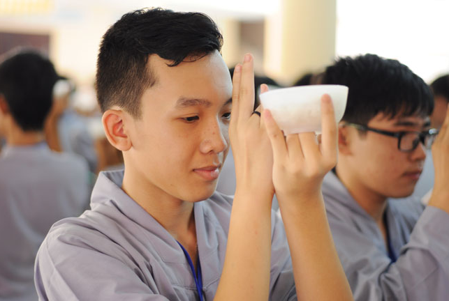 Nghi thức ăn cơm trong chánh niệm 2