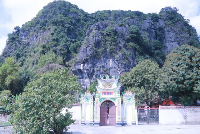 ngoi chua rong thieng phat sang trong hang dong ninh binh 0926 1