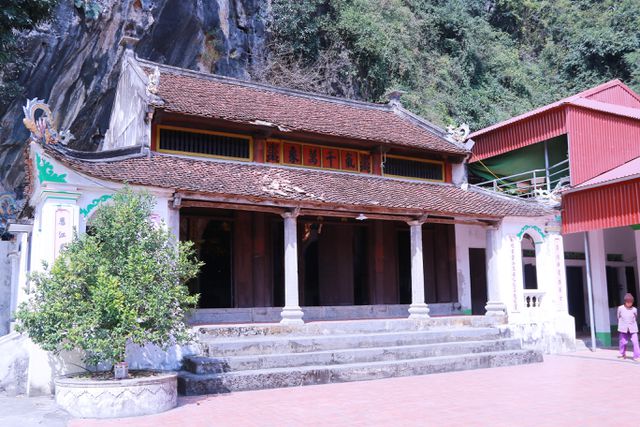 Ngôi chùa “rồng cuộn phát sáng” trong hang động Ninh Bình 2