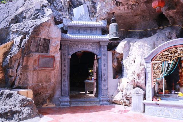 Ngôi chùa “rồng cuộn phát sáng” trong hang động Ninh Bình 3