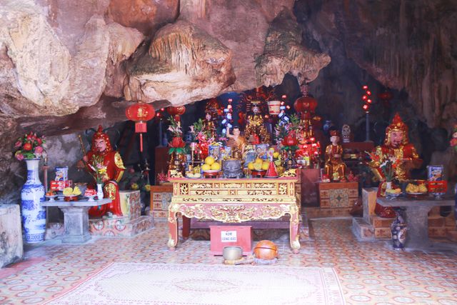 Ngôi chùa “rồng cuộn phát sáng” trong hang động Ninh Bình 4