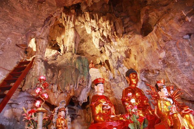 Ngôi chùa “rồng cuộn phát sáng” trong hang động Ninh Bình 5
