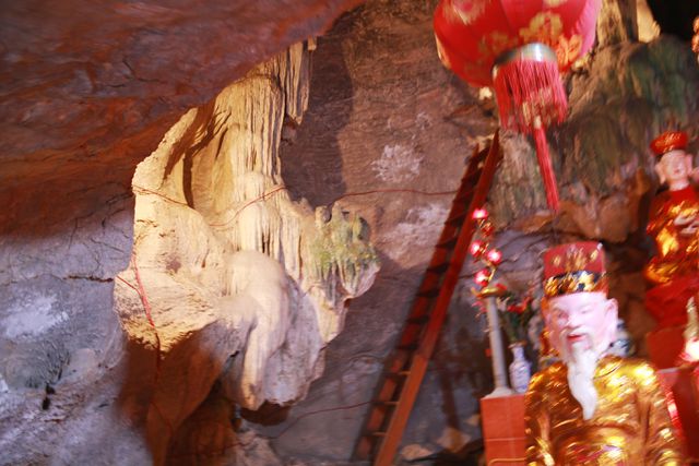 Ngôi chùa “rồng cuộn phát sáng” trong hang động Ninh Bình 6