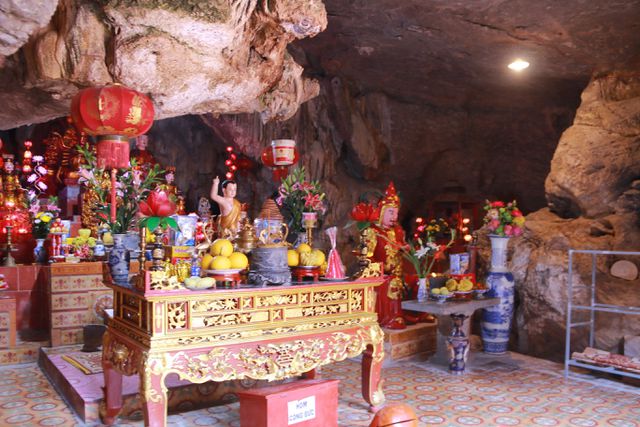 Ngôi chùa “rồng cuộn phát sáng” trong hang động Ninh Bình 7
