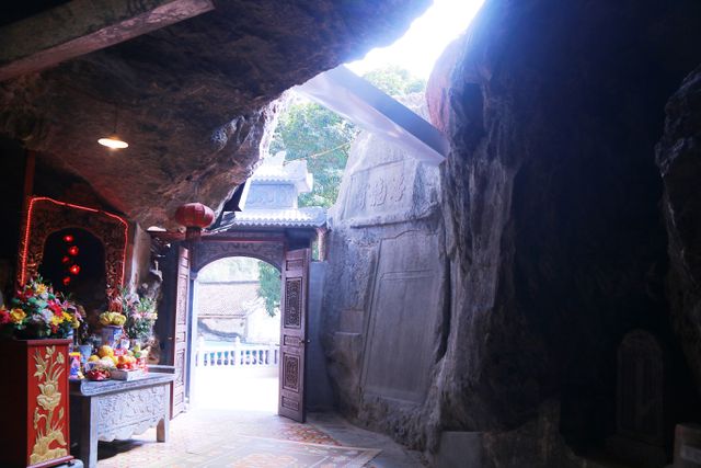 Ngôi chùa “rồng cuộn phát sáng” trong hang động Ninh Bình 8