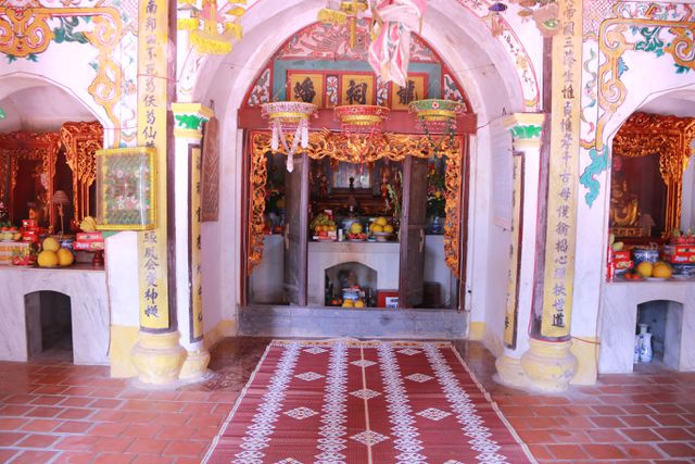 Ngôi chùa “rồng cuộn phát sáng” trong hang động Ninh Bình 10