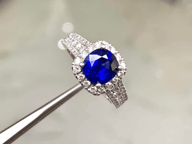 Nhẫn đính đá Sapphire xanh được xem là vật phẩm có thể hỗ trợ nữ Nhâm Tuất hóa giải hiệu quả những ảnh hưởng tiêu cực từ sao Thái Bạch.