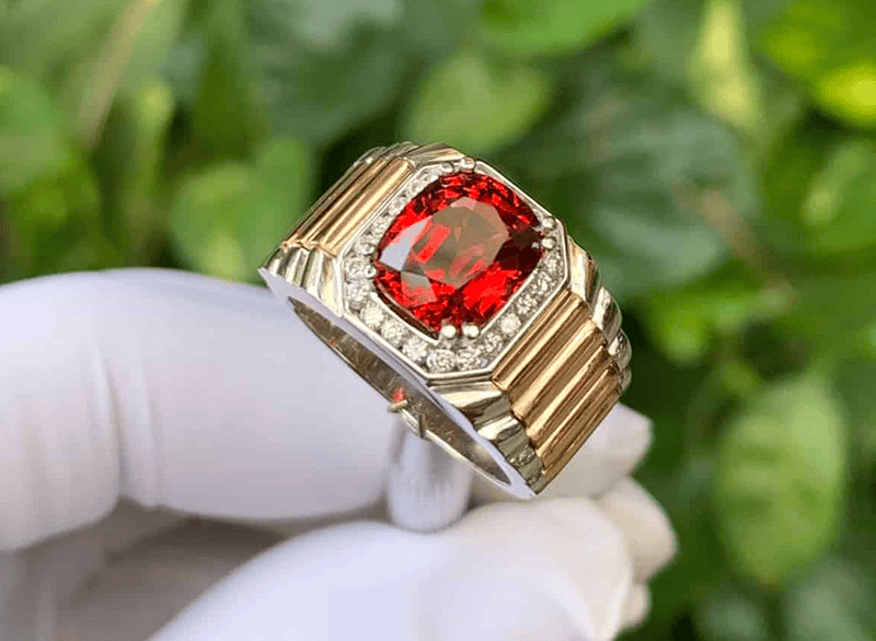 Trang sức đính đá quý màu đỏ thường mang lại may mắn và hỗ trợ nam Mậu Tý học tập tốt hơn.