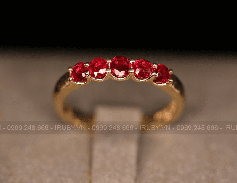 Nu Binh Dan nen su dung da Ruby, vi loai da nay mang nang luong Hoa manh giup chong lai nang luong cua nam Thuy