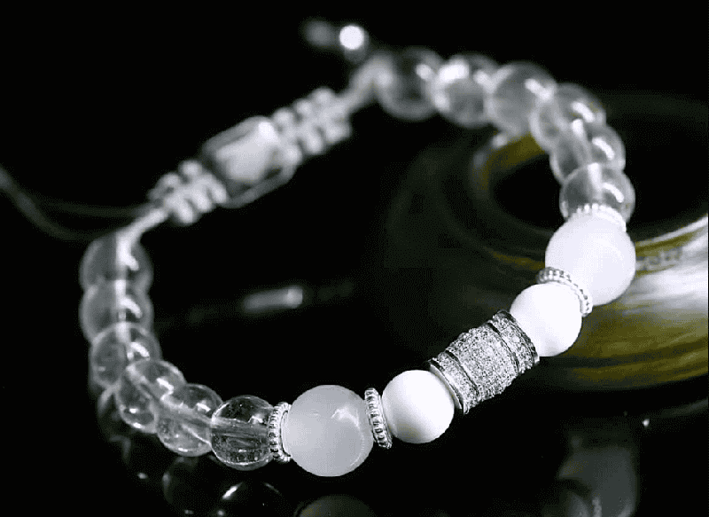 Nu Canh Thin nen deo Thach Anh trang vi loai da nay co the giup ho loai bo nang luong tieu cuc tu van han