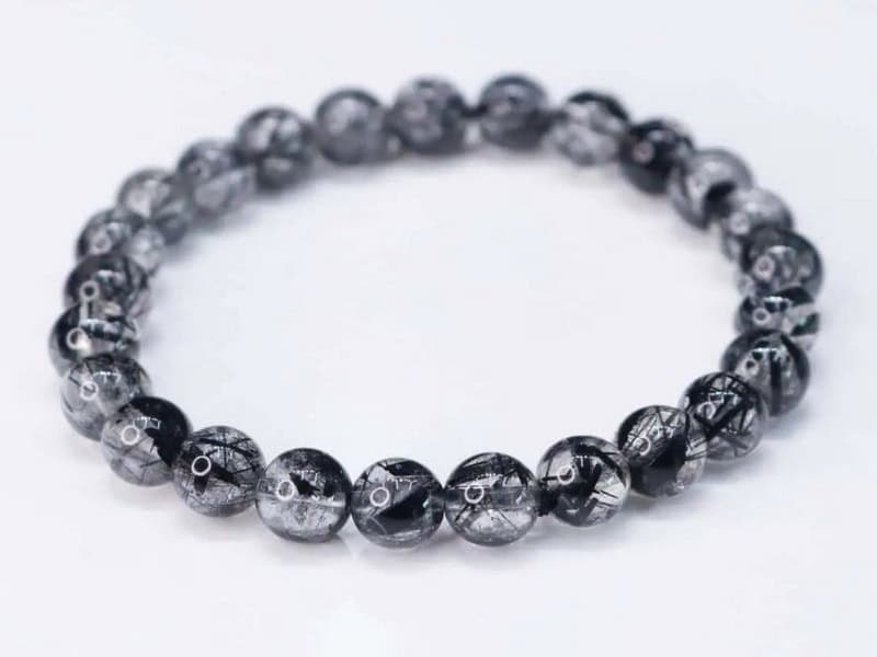 nu nham thin nam 2025 nen dung da phong thuy gi de gap may man