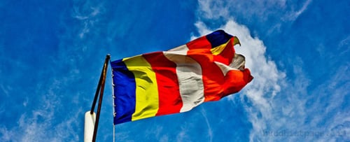 Lá cờ hình chữ nhật, chia đều thành sáu phần theo chiều dọc. Màu sắc gồm các màu của cầu vồng, nhưng chỉ có năm màu được chọn: xanh dương, vàng nhạt, đỏ, trắng, cam (hay vàng nghệ).