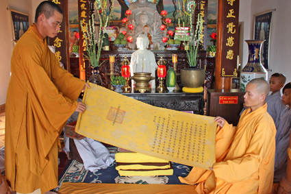 Sắc phong được lưu giữ trong chùa.