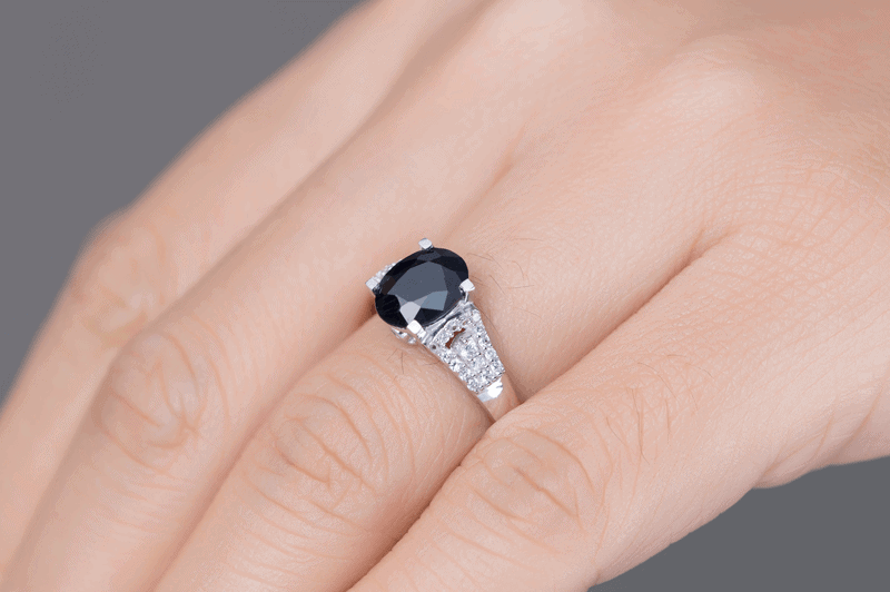 Sapphire đen là đá quý hợp mệnh Thủy, có thể hỗ trợ và bảo vệ tuổi Quý Hợi khỏi những năng lượng tiêu cực Sapphire den la da quy hop menh Thuy, co the ho tro va bao ve tuoi Quy Hoi khoi nhung nang luong tieu cuc