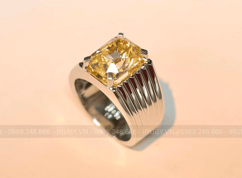 Sapphire vang la da quy hop voi menh cua tuoi Tan Ty, khi su dung se giup kich hoat tai van va bao ve suc khoe