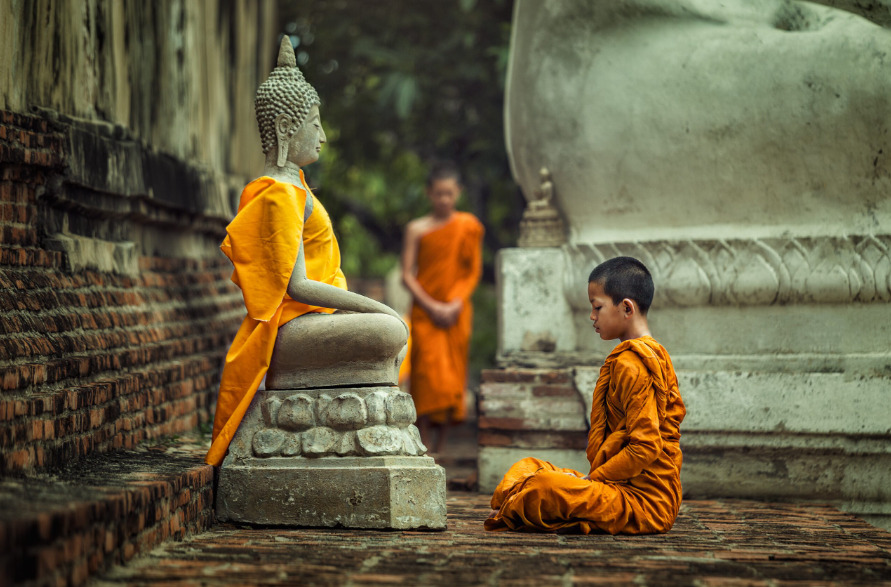 Tại sao Phật từ thường quỳ trước tượng Phật Quan Âm ngồi đài sen 1