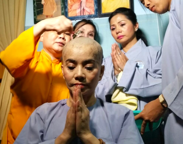 Sư cô Liên Ngọc thể hiện lòng từ bi qua việc cưu mang trẻ mồ côi.