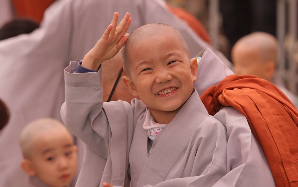 Niệm Phật thì xả bỏ việc thế gian như Phật thì thoát nạn tai, những quả báo xấu thế gian, quan niệm niệm Phật để Phật hộ cho bạn thoát nạn không còn phù hợp thời đại mới. Ảnh minh họa