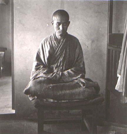 Biết trước ngày giờ, vị sư ngồi kiết già trong động tự tại vãng sanh 4