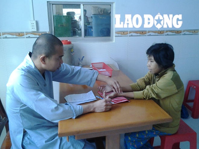 Đại đức Thích Minh Hòa khám cho bệnh nhân.