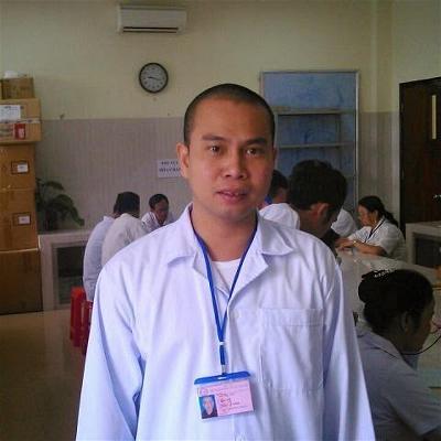 Đại đức Thích Minh Hòa đang khám bệnh cho người dân.