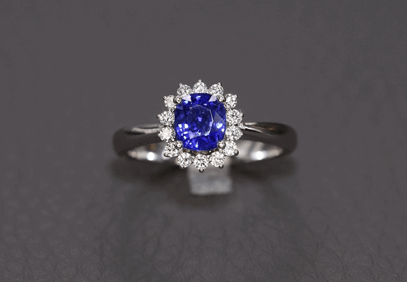 Trang suc da Sapphire xanh tuong sinh voi tuoi Quy Mui 2003 nen mang lai nhieu may man cho ho