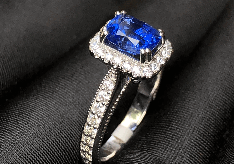 Trang suc duoc dinh ket da Saphire Xanh se nang lai su binh an va may man cho nguoi tuoi Quy Ty 1953