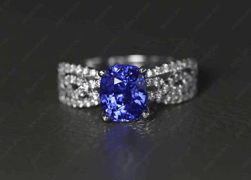 Trang suc tu da Sapphire xanh lam rat hop voi nu Nham Tuat, co the ho tro chi em co duoc van trinh tot hon