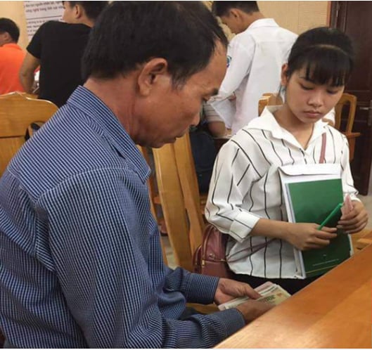 Từng đồng tiền là bao mồ hôi công sức của cha mong ước con được đi học bằng bạn bè (ảnh minh họa)