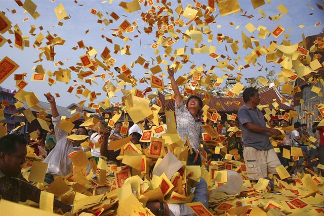 Cư sĩ tại gia với việc đốt vàng mã 1