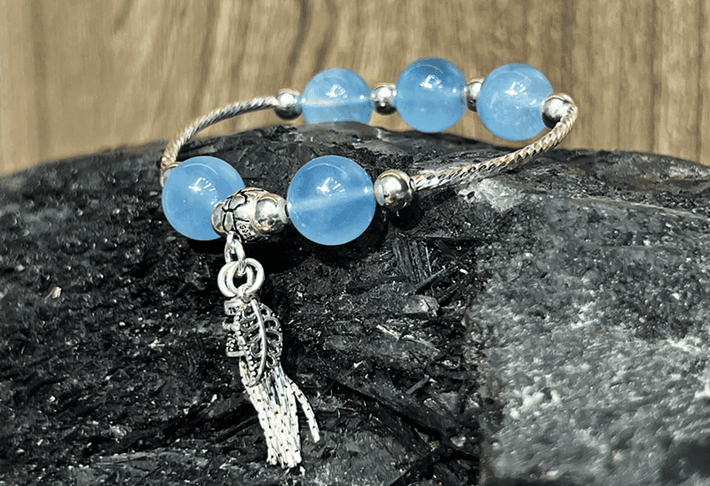 Vòng tay Aquamarine tự nhiên kết hợp charm bạc được cho là có thể giúp nam Giáp Thân hóa giải những ảnh hưởng tiêu cực từ ngũ hành tương khắc