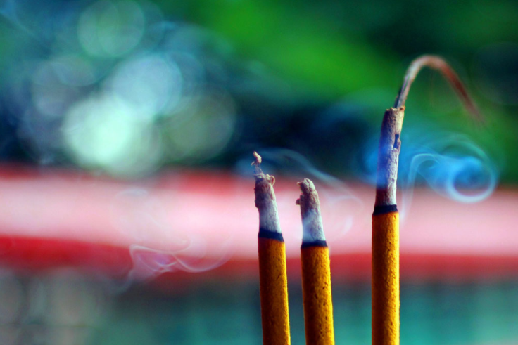 Ý nghĩa 3 nén hương trong Phật giáo 2