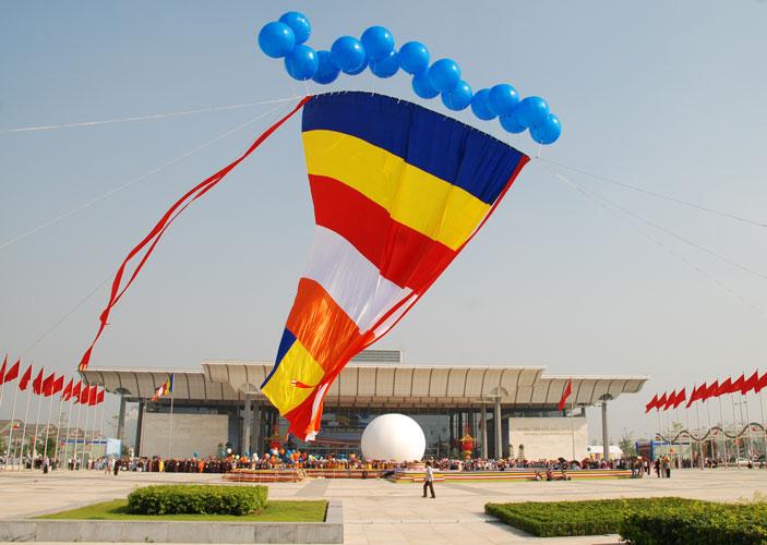 Lá cờ Phật giáo cũng không tượng trưng cho một chủ thuyết hay một niềm kiêu hãnh nào cả. Lá cờ Phật giáo là biểu tượng của Hoà bình, không hề nhuốm một giọt máu nào, dù là giọt máu của một sinh vật nhỏ nhoi và tầm thường nhất.