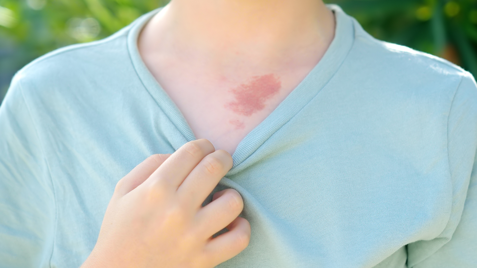 y nghia vet bot mau do va giai ma van menh an chua trong dau an dac biet 2