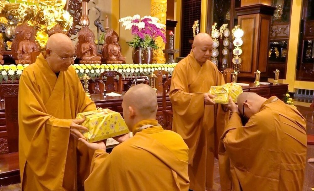 Đời sống của người xuất gia và người tu tại gia khác nhau như thế nào? 1