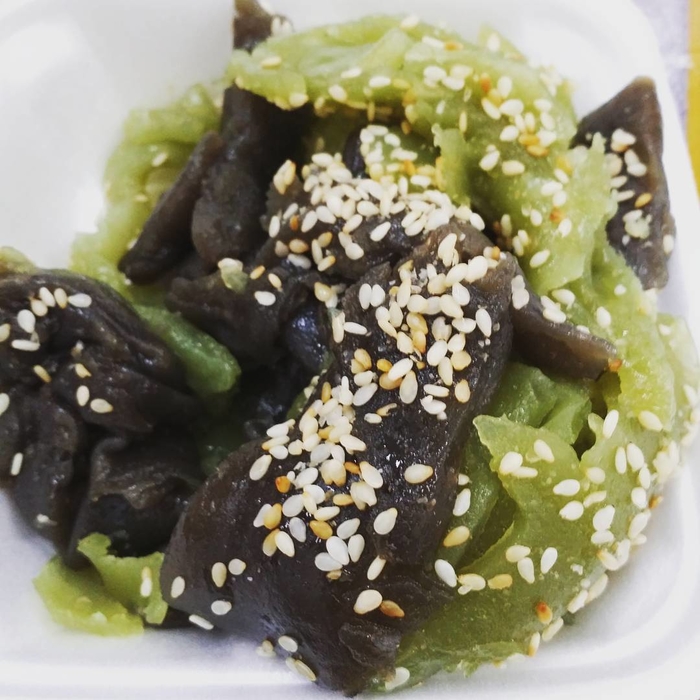 Thưởng thức bánh lá mơ thơm ngon