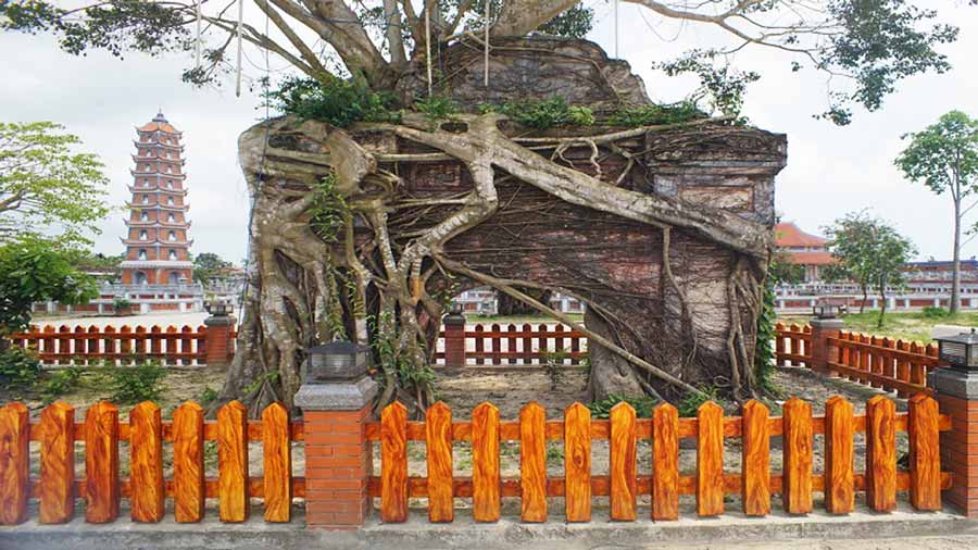 Di vật cổ tại khu vực cổng chùa