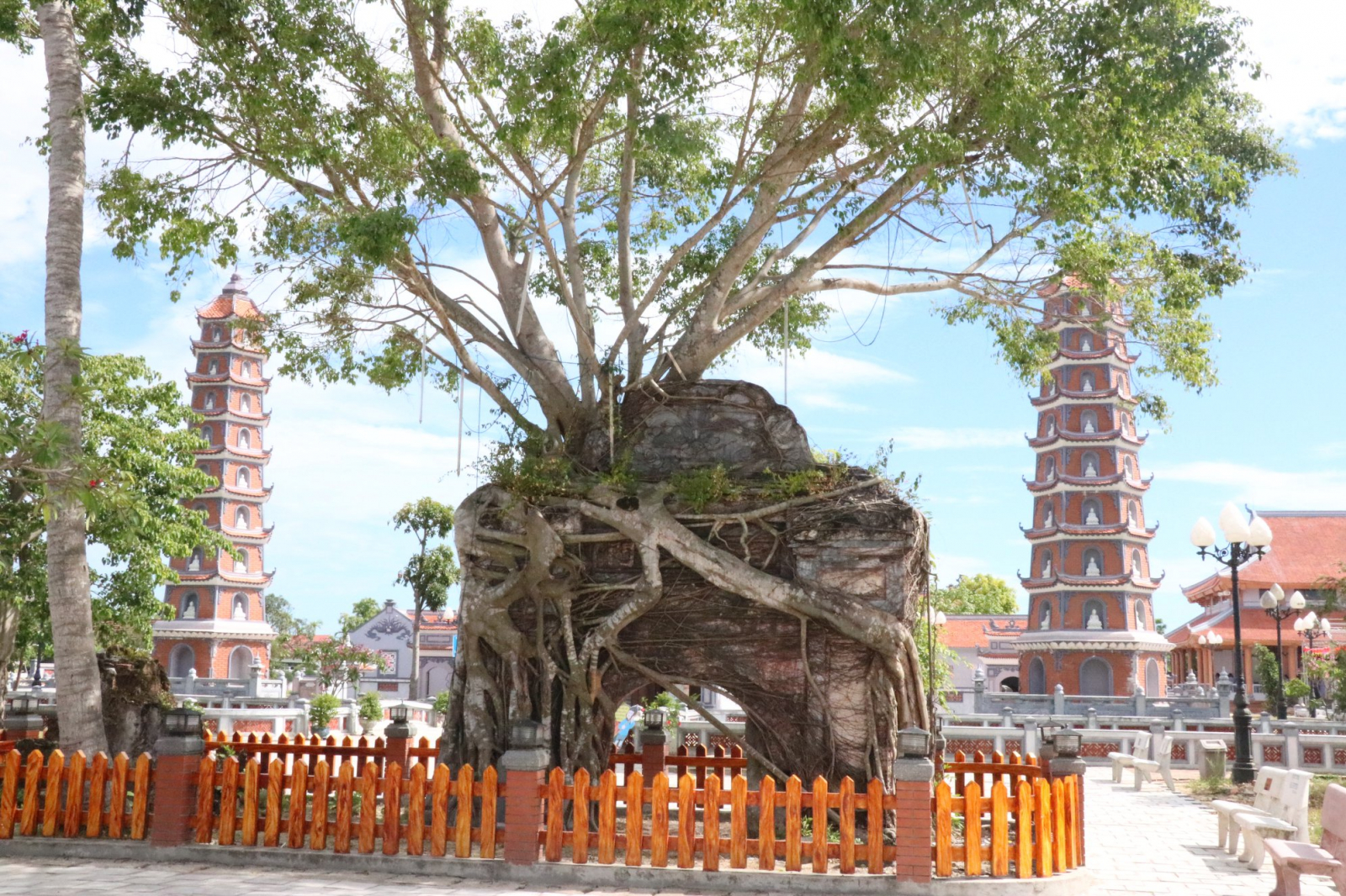 Cánh cổng cổ kính tại chùa Hoằng Phúc