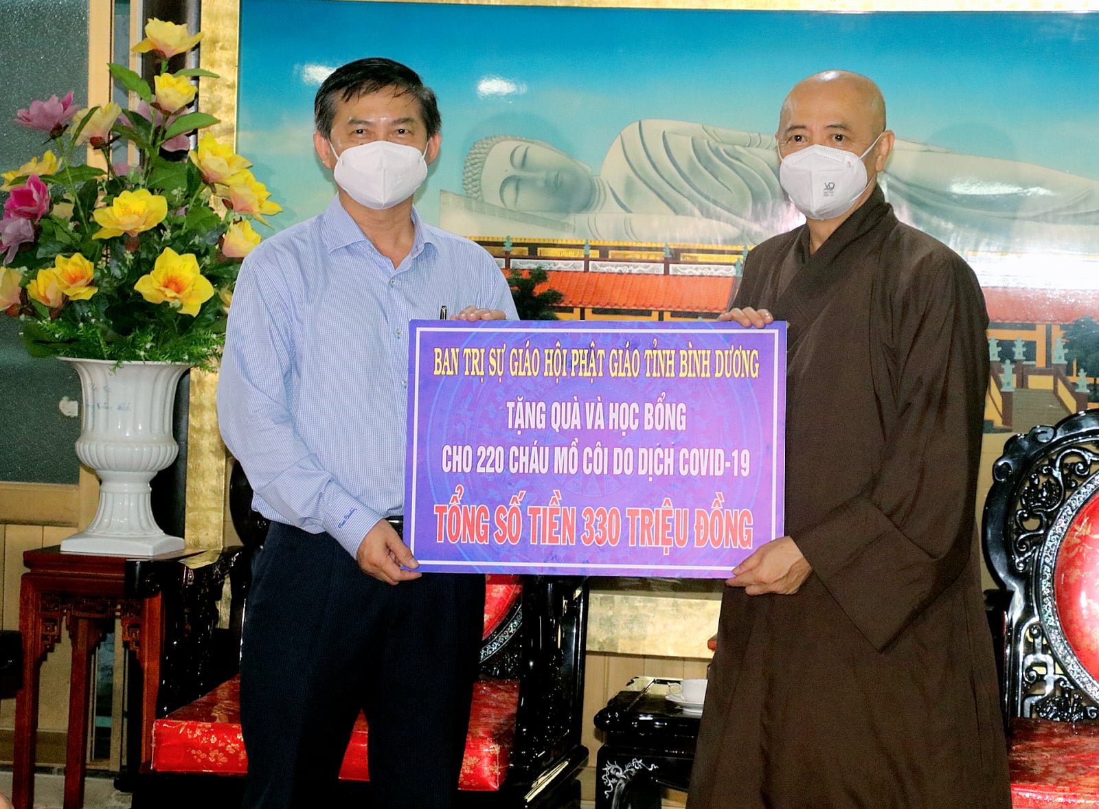 img_5815-1830 Phật giáo Bình Dương trao học bổng cho các em có cha, mẹ mất vì COVID-19 2